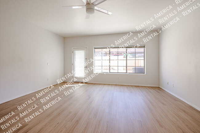 Building Photo - 1426 E Grovers Ave