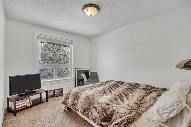 Building Photo - 870 E Cedar Terrace Dr
