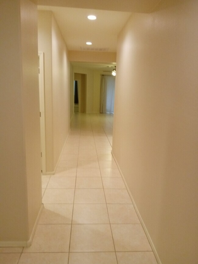 Building Photo - 2518 E Paseo Dr