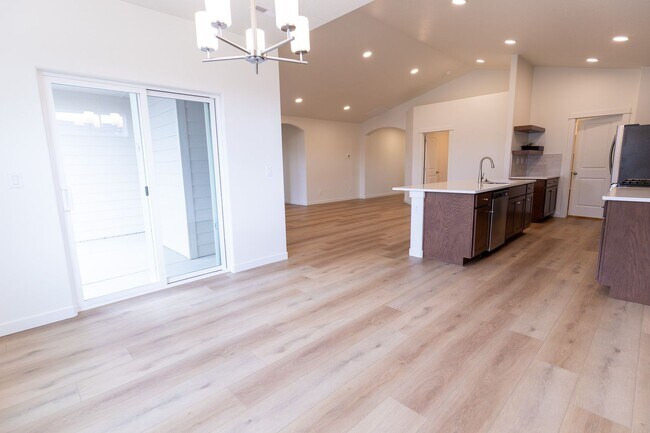 Building Photo - Brand New Rathdrum Rancher!!