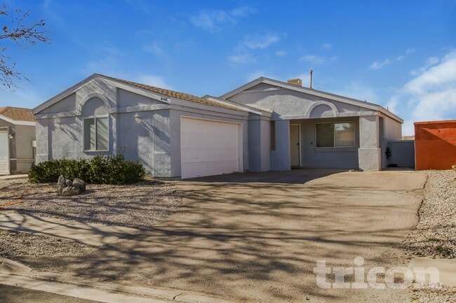 Building Photo - 848 Rebecca Ct NE