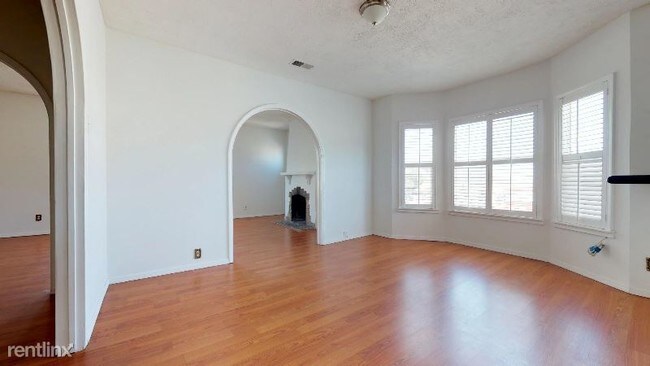 Foto del edificio - 2 br, 1 bath Apartment - 1705 Yosemite Ave
