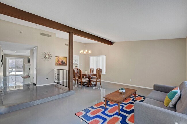 Foto del edificio - Fully Furnished, One Story, Near Strip, All Utilities Included with Flexible Lease Terms