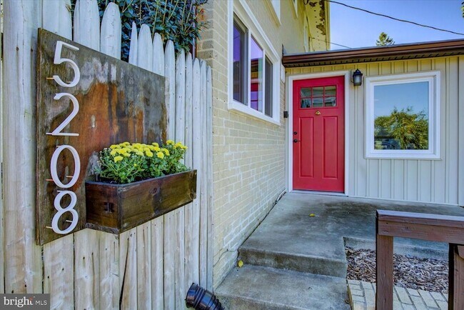 Foto del edificio - 5208 10th Pl S