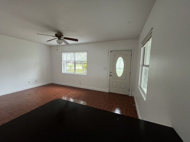 Building Photo - 2/1 Carport South Tampa