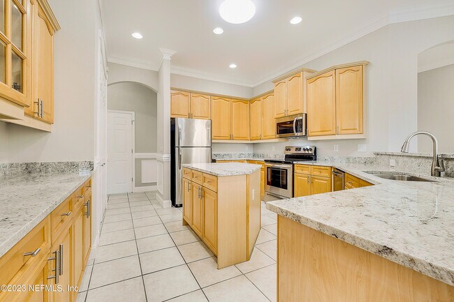 Building Photo - 2746 Country Club Blvd