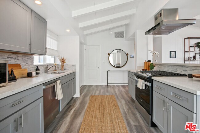 Foto del edificio - 6440 Rhea Ave