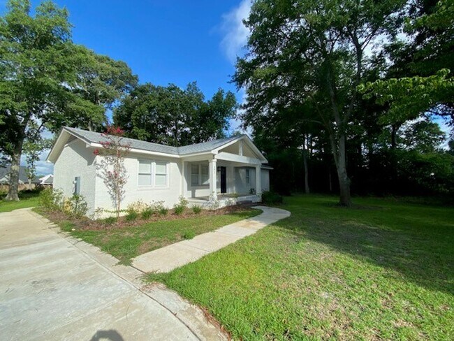 Foto del edificio - Welcome to this charming 3-bedroom, 1-bath...