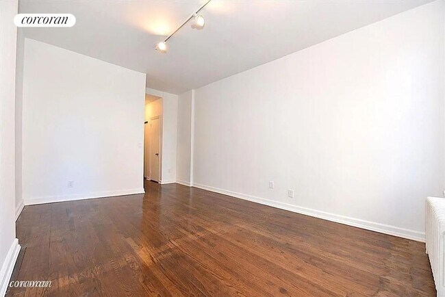 Building Photo - 301 E 95th St