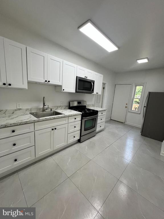 Building Photo - 323 Collins Ave