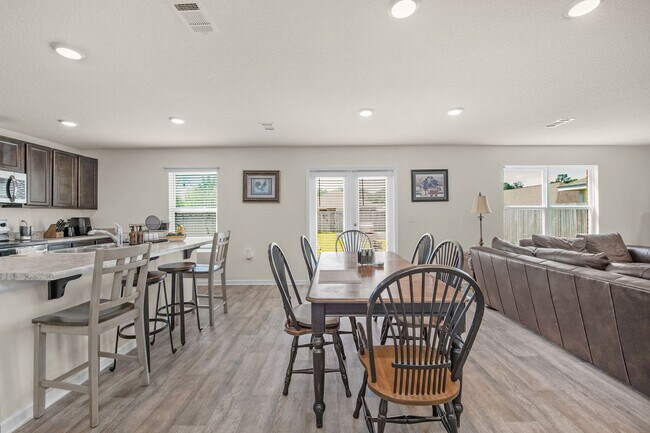 Foto del edificio - Milton Gem: 4BR/2.5BA, 2,200 Sq Ft, Fenced...