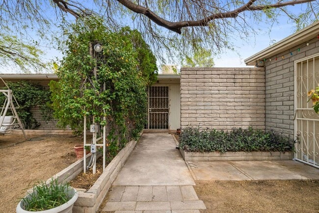 Foto del edificio - Eastside 4 Bedroom Home with Pool