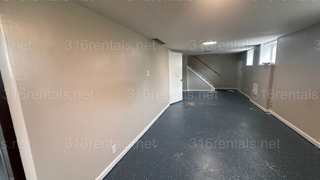 Building Photo - $1250 - 3 bed 1 bath with basement - Singl...
