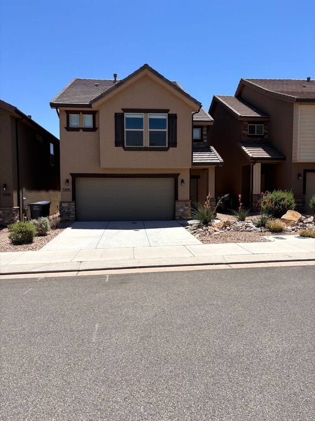 Foto del edificio - 4 bed | 2 1/2 bath | 2 car garage in Deser...