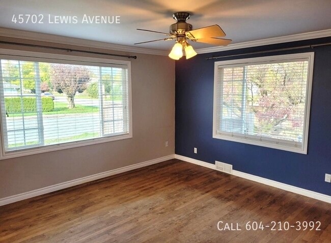 Photo du bâtiment - Updated Home on Large Lot with Workshop an...