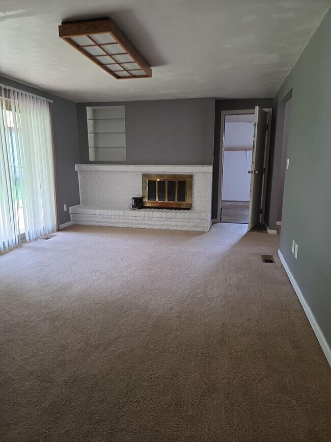 Building Photo - Great 4BR, 2BA single family home with AC ...