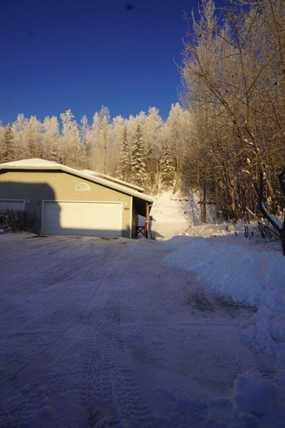Primary Photo - 2 Bedroom Condo in a Quiet Eagle River Nei...