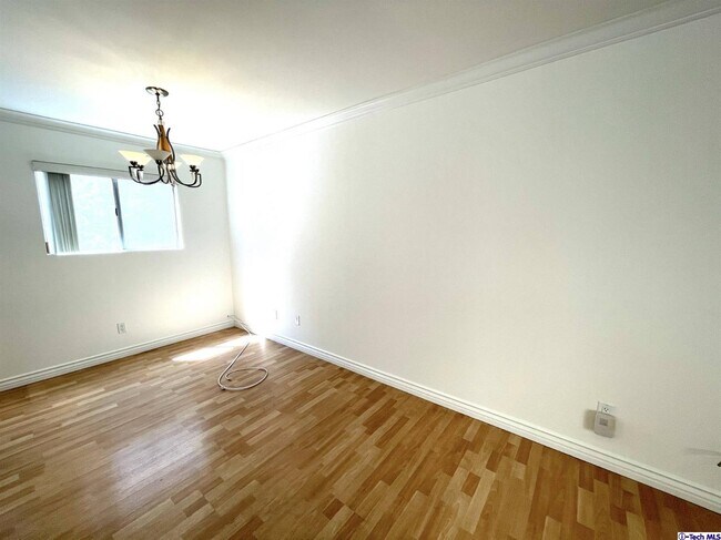 Foto del edificio - 544 E Cypress Ave