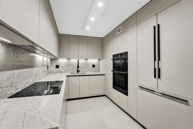 Building Photo - 5555 Collins Ave