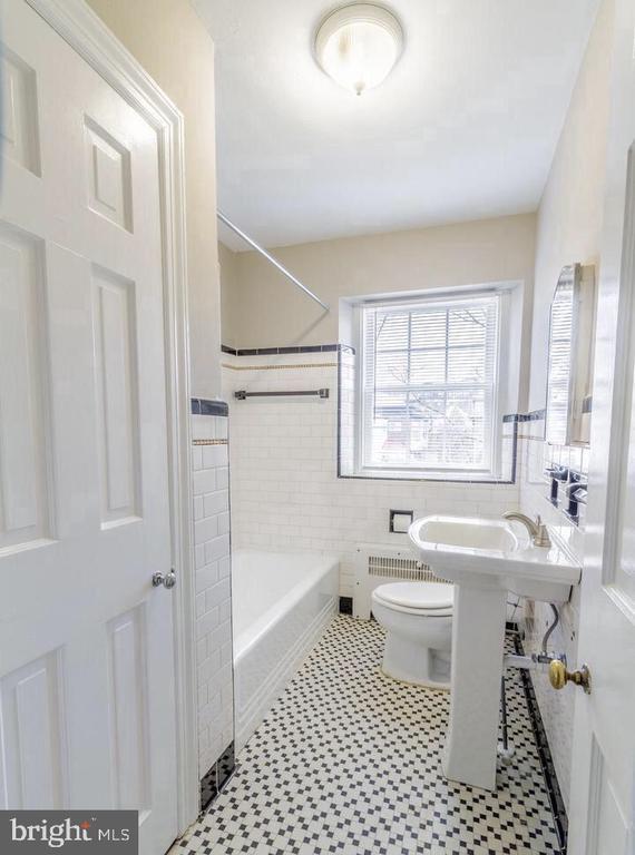 Building Photo - 709 N Broom St