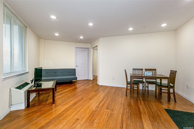 Foto del edificio - 55 Middle Neck Rd