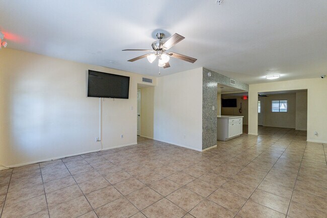 Building Photo - Ready to Move In - FIVE Bedrooms!