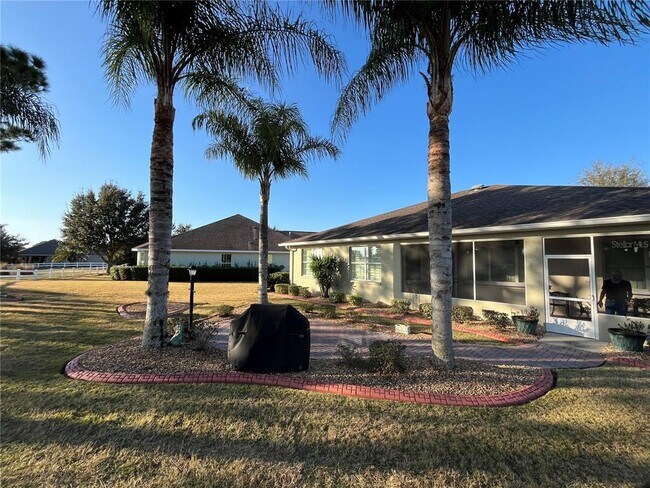 Foto del edificio - 8821 SW 83rd Court Rd