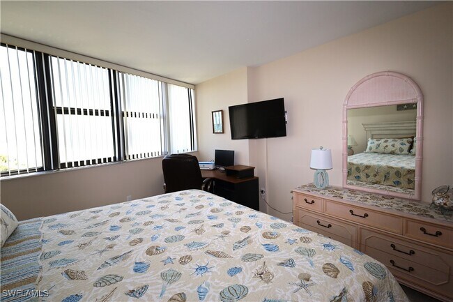 Foto del edificio - 58 N Collier Blvd