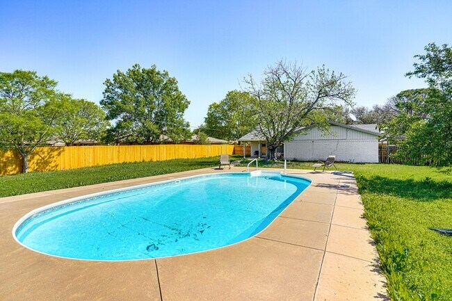 Building Photo - 4626 Trailwood Dr
