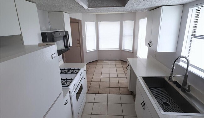 Foto del edificio - 7901 E Riverside Dr