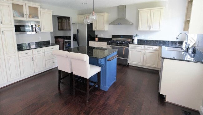Open concept gourmet kitchen - 7211 Ivy Way