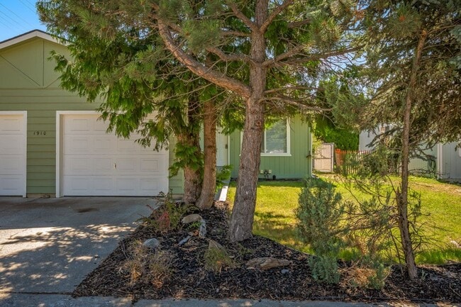 Building Photo - 2 bed 1 bath Duplex