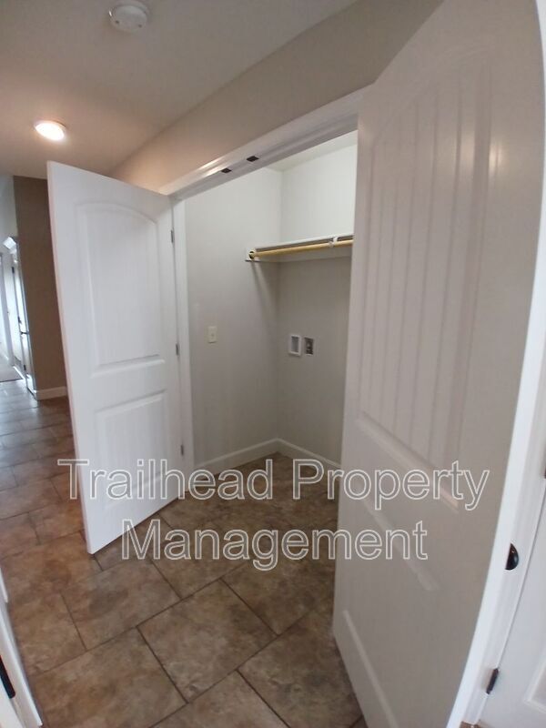 Building Photo - 9401 N Robinhood Ave