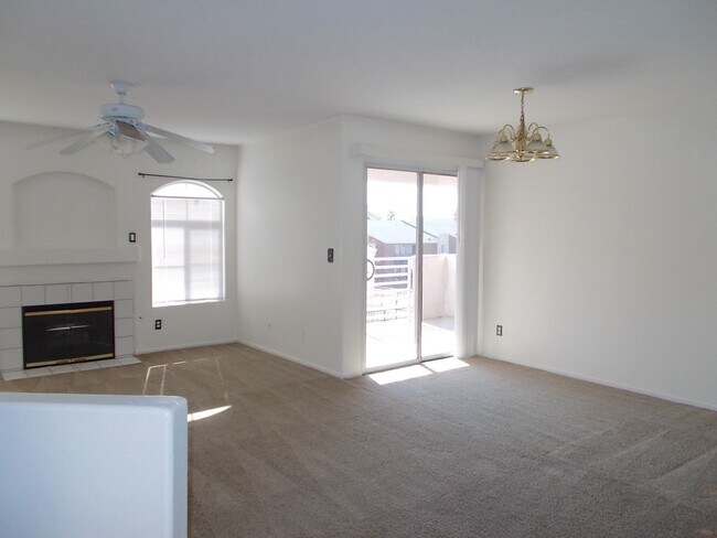 Foto del edificio - Charming 2 Bed / 2 Bath Condo with Fireplace & Balcony – Prime Location!