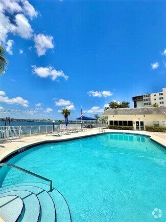 Building Photo - 1175 NE Miami Gardens Dr