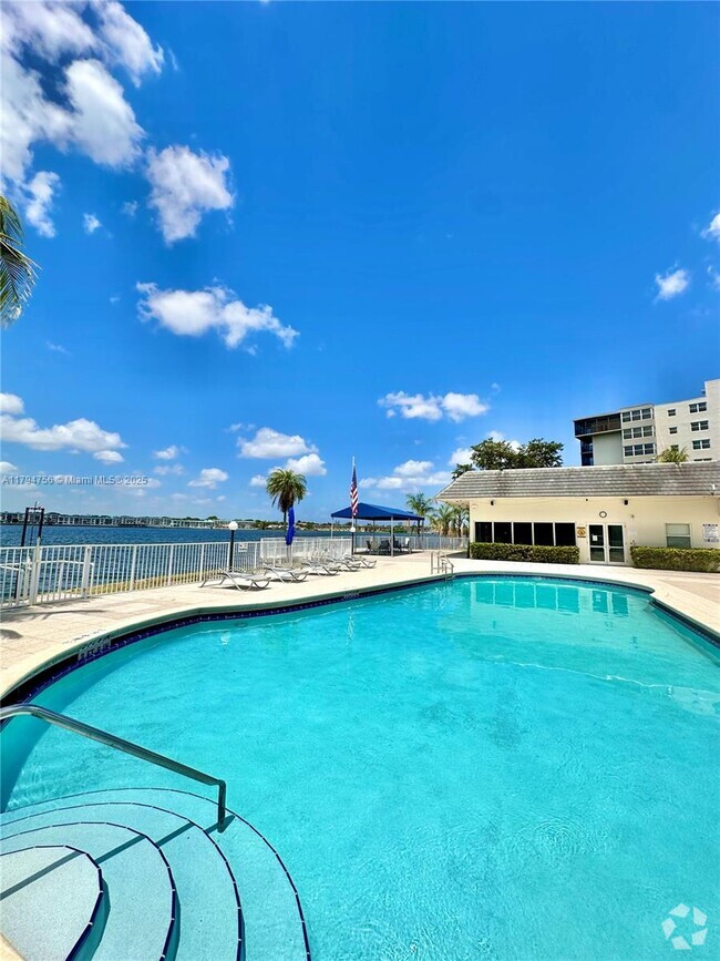 Building Photo - 1175 NE Miami Gardens Dr