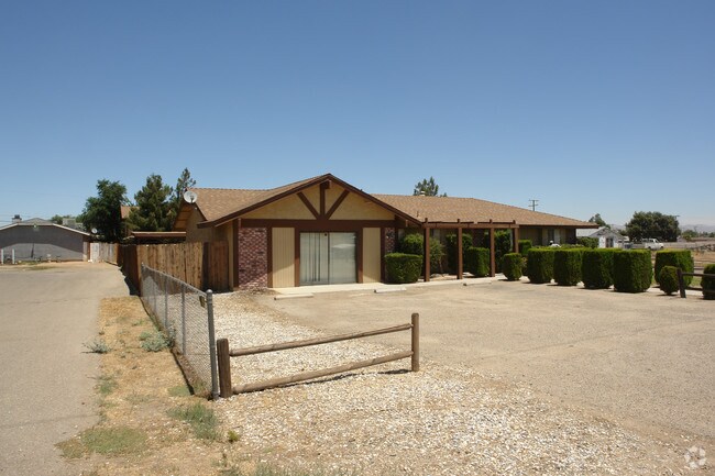 Foto del edificio - 15458 Bear Valley Rd