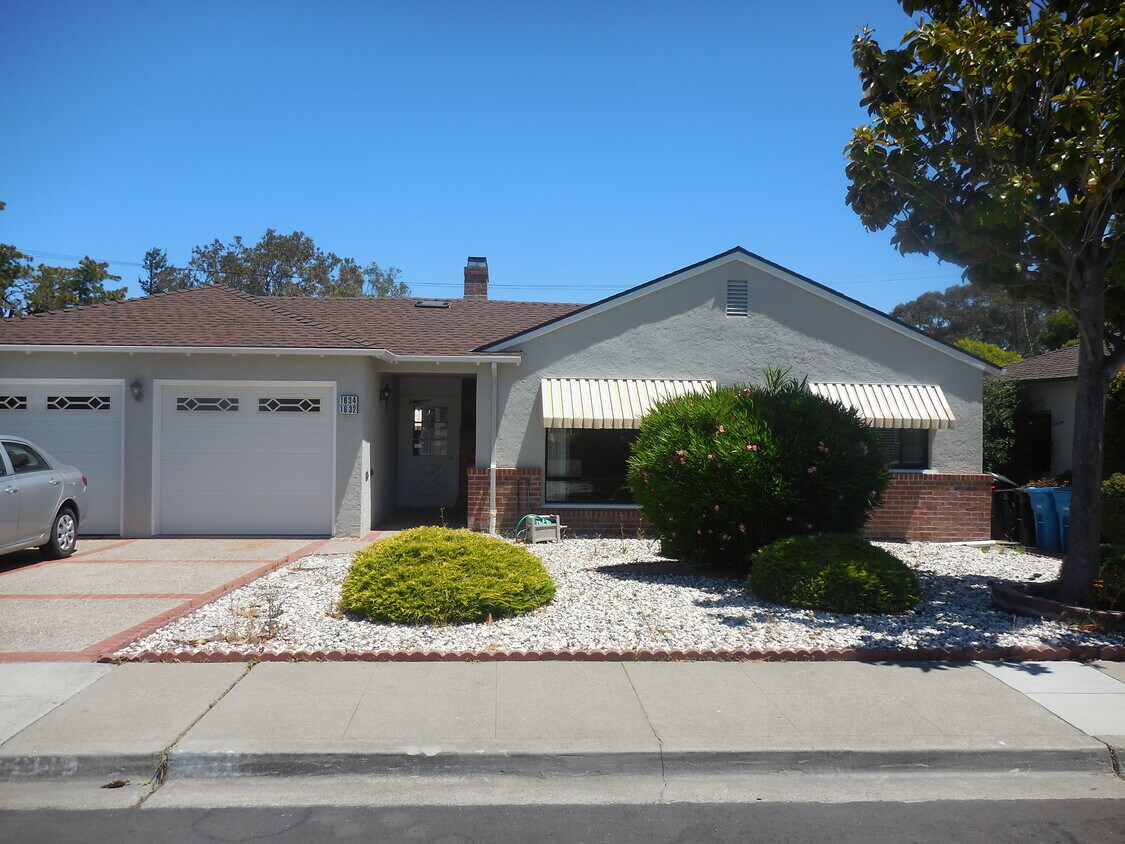 Primary Photo - Cute and Quaint 2/1 Near Mills Peninsula!