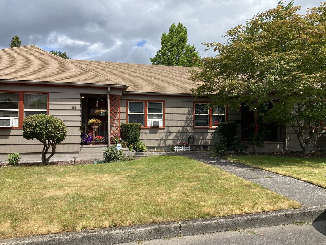 Foto principal - 655 NE 4th St