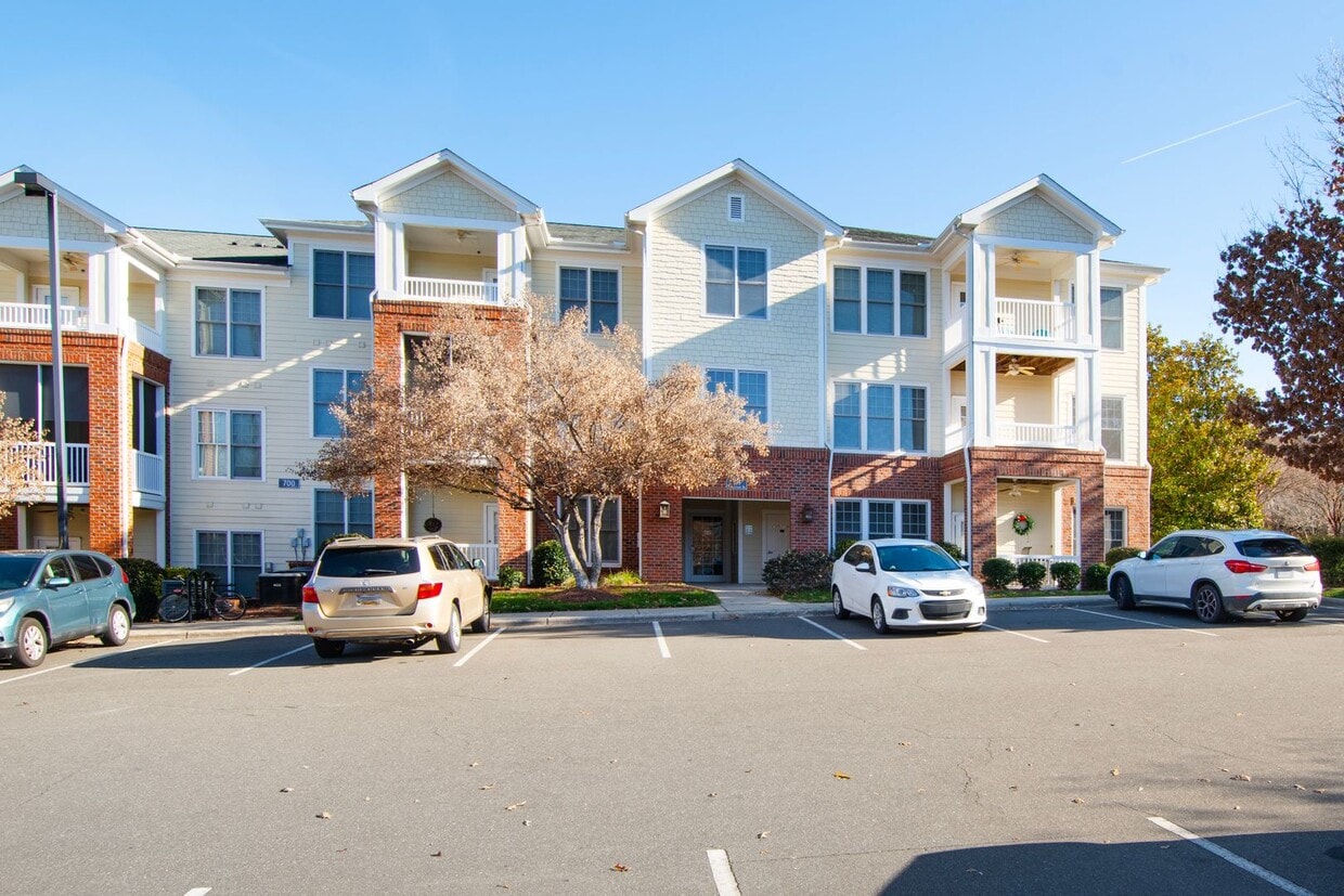 Foto principal - 2 Bedroom Condo in Cary Park!