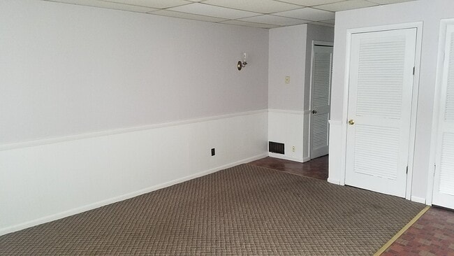 Foto del edificio - 595 Rock Beach Rd | Apt 4 | 1 BD/1 BA | Ir...