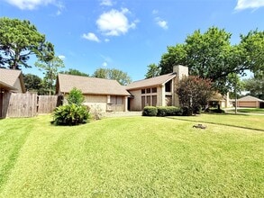 Building Photo - 2702 Pinehill Dr E