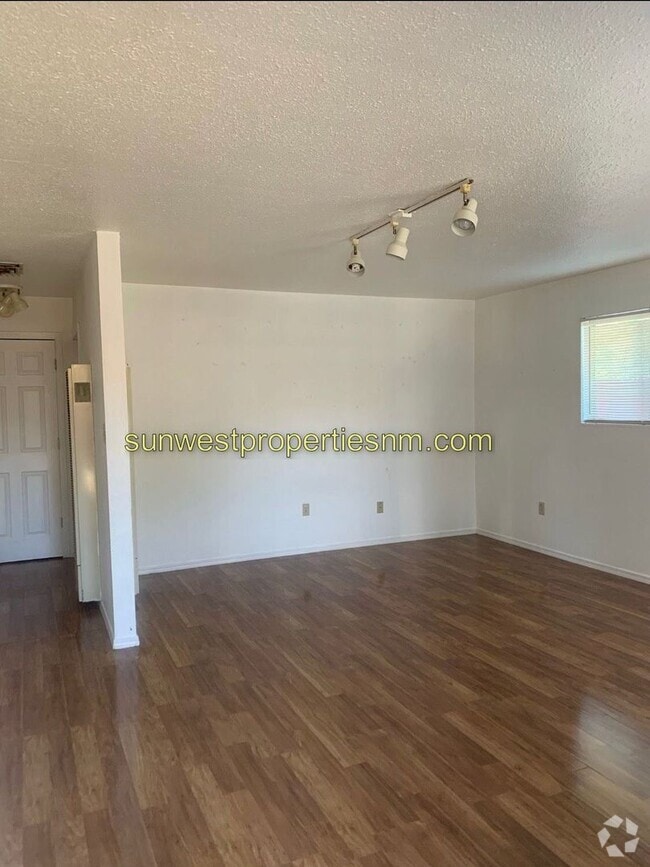 Building Photo - 1501 Saiz Ln