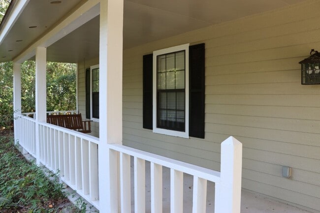 Building Photo - 3/2 Rental on a Roomy 1 Acre Lot!