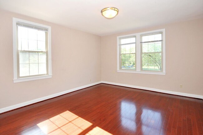 Building Photo - 305 Whittier St NW