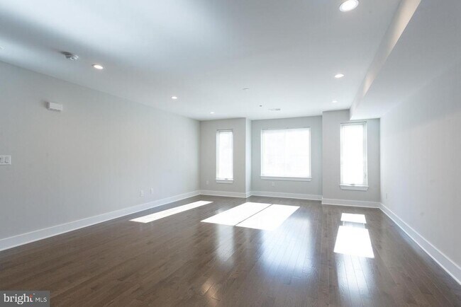 Building Photo - 2448 Frankford Ave