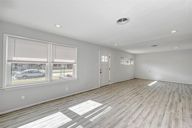 Building Photo - 5014 Viking Dr