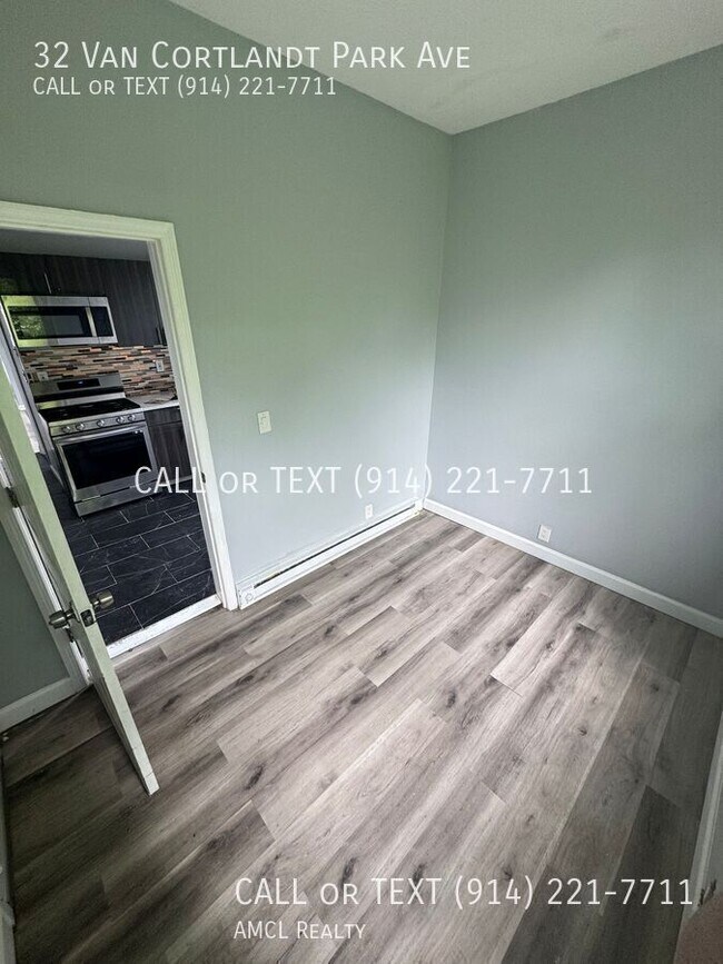 Foto del edificio - 32 Van Cortlandt Park Ave