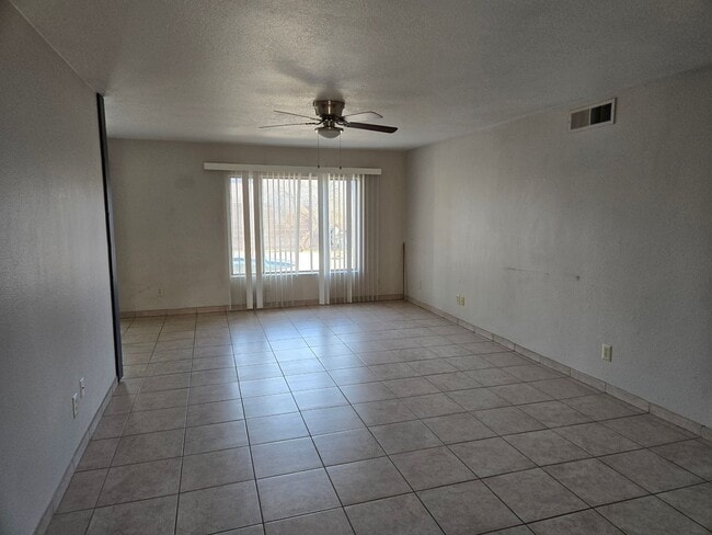 Building Photo - Beautiful 3 Bed 1.75 bath Corner lot, with...