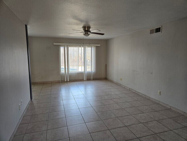 Foto del edificio - Beautiful 3 Bed 1.75 bath Corner lot, with...